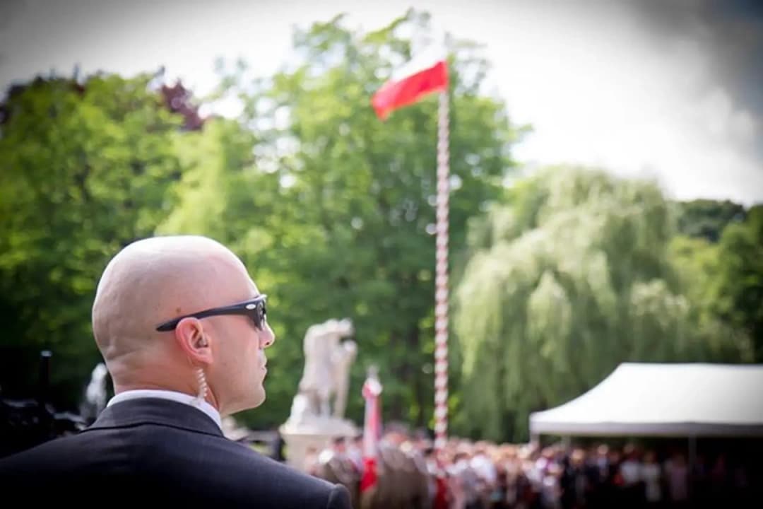 Żołnierz strzegący trzy osoby