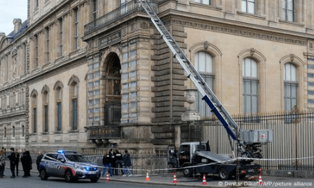 Francja jest w szoku po jednym z najbardziej brawurowych rabunków ostatnich lat. Z Muzeum Luwr w Paryżu skradziono bezcenne klejnoty królewskie — artefakty o wartości historycznej i symbolicznej, której nie da się przeliczyć na żadne euro.